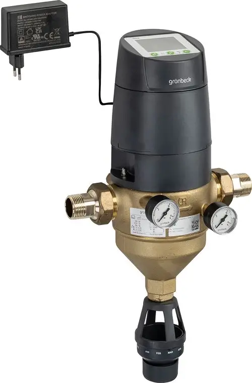 Rückspülfilter von Grünbeck mit digitalem Bedienfeld, zwei Manometern zur Druckmessung und Anschlussmöglichkeiten für die Wasserzuleitung.